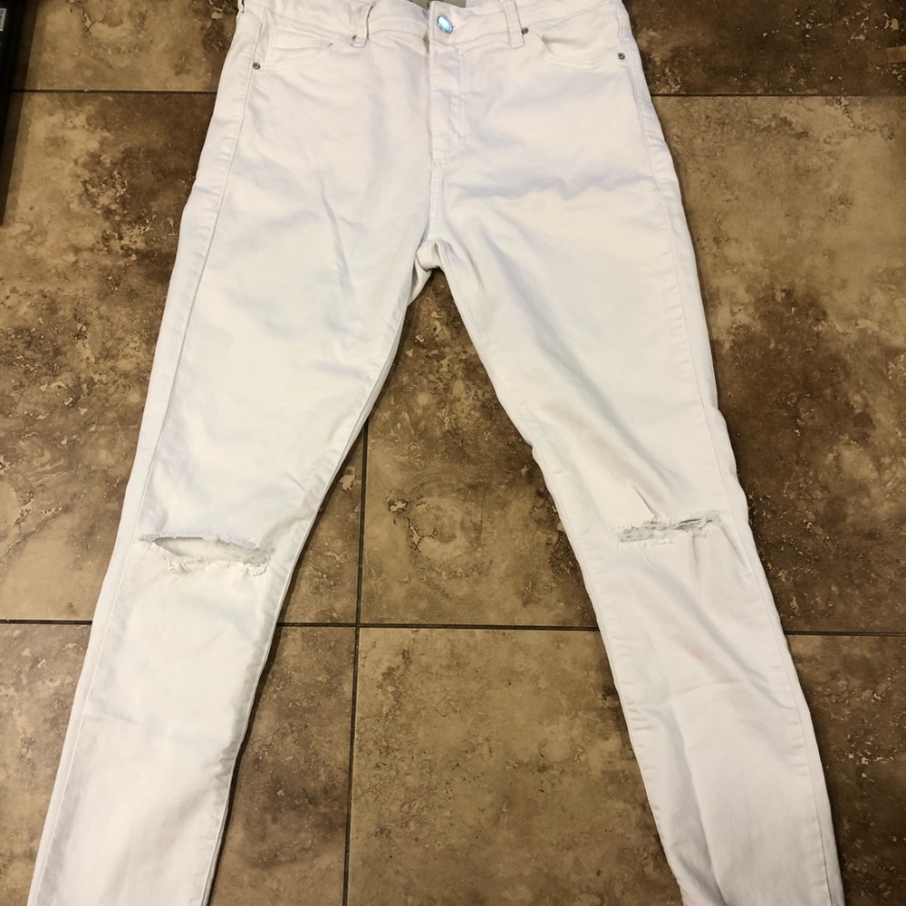 White Topshop Moto Leigh Jeans!!